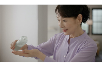 「肌が潤えば、心も潤う」吉永小百合が「五島の椿」新CMで披露するスキンケア習慣