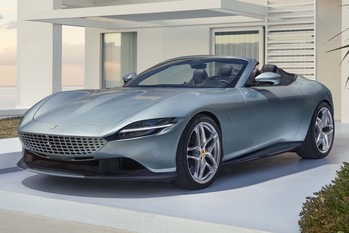 フェラーリのFRソフトトップモデルが「ローマ・スパイダー」の車名を冠して54年ぶりに新登場！