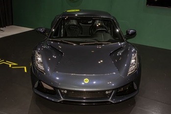 ロータスの新世代スポーツカー・シリーズ「エミーラ」のファーストエディションがオートサロンにて日本初披露