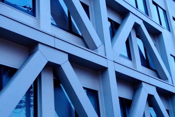 木・鉄骨のハイブリッド耐震システム国内初採用のビル竣工