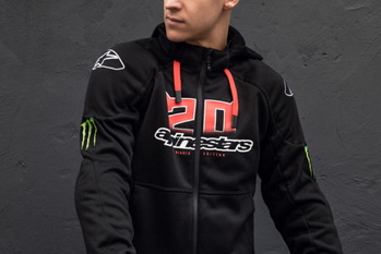 ライディングも街歩きも一枚で様になる　アルパインスターズの新作パーカが登場