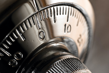 銀行の貸金庫をどう利用する？預けられるものに決まりはあるの？