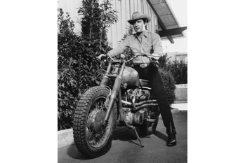 トライアンフがバイク神話の真相を解明！エルヴィスが購入したバイク捜索開始