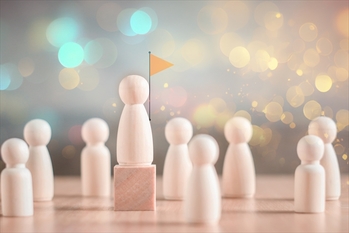 他の人よりも高い立方体の上に立つ木の姿