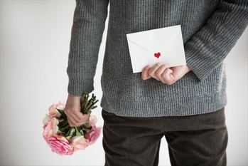 Men hide cute bouquets and letters behind 