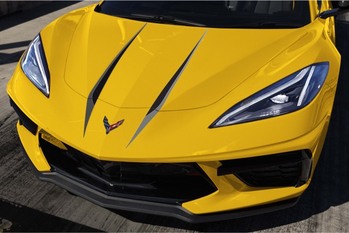メタリックに輝く特別なイエローを纏ったシボレー・コルベットの日本限定モデルが登場