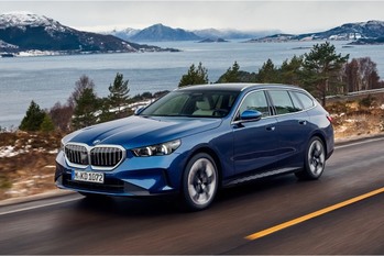 新型BMW5シリーズ ツーリングが日本デビュー。48Vマイルドハイブリッドシステムを採用したディーゼル仕様とピュア電気自動車のi5を設定