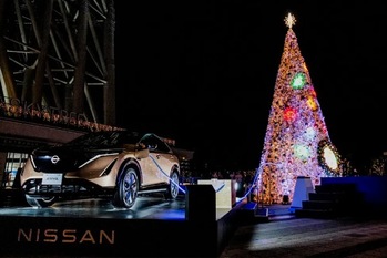 東京スカイツリータウンがクリスマス限定ライティングに。日産アリアやサクラから給電した電気でクリスマスツリーのイルミネーションが点灯