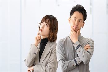 考えることをする男女2人のビジネスマン