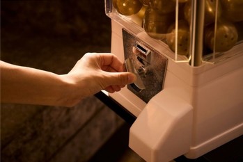 京都センチュリーホテルEssex｜1回2万円のウイスキーガチャを開催