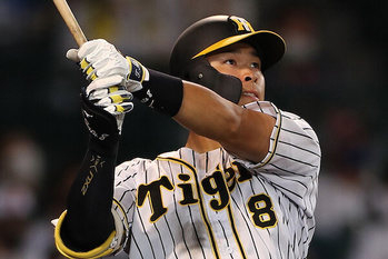 阪神タイガースの佐藤輝明が史上9人目の三冠王　村上宗隆のバットも手がけた「ミズノ」のクラフトマンも祝福
