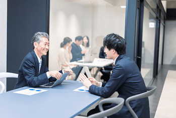 ミーティングをする上司と部下