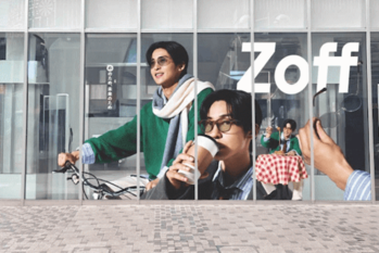 目黒蓮が担う「メガネが主役」戦略　「ゾフ」運営のインターメスティックが二桁の増収増益で売上高501億円