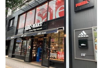 ABCマートの取締役豊田皓が退任し、新候補に榎本加奈子と畑田ひろ子が就任