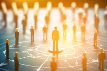 多様な人材を抱えるチームとキャリア戦略や人材の進化について議論する人事マネージャー