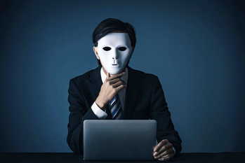 アジア人は、喜びを隠す