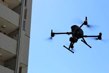 外壁診断にドローン活用　来年春からAIで劣化検出