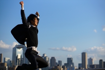 大成功して喜ぶ男性