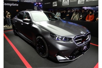 BMW Mパフォーマンス・パーツを纏ったBMW M5が日本初公開