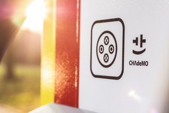 トヨタがテスラの急速充電規格を採用、どうなる国産「チャデモ」