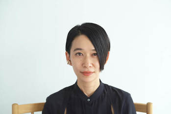 西加奈子が選書した50冊を展示するエキシビジョンを「ケイト・スペード」が銀座で開催