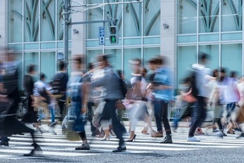 生活の向上感「大都市」でわずか4.3%　金銭面で満足していても、なぜ低い ?