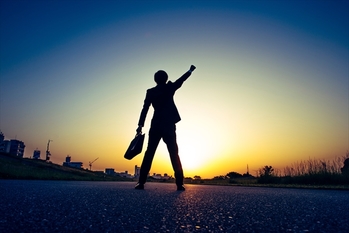 ガッツポーズをするビジネスマン