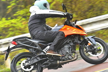 250 DUKEがフルモデルチェンジ！　次世代エンジン「LC4c」を搭載し、楽しさと扱いやすさマシマシ