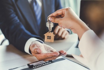 公務員はマンション経営できる？クリアすべき条件と民間職より有利な点とは