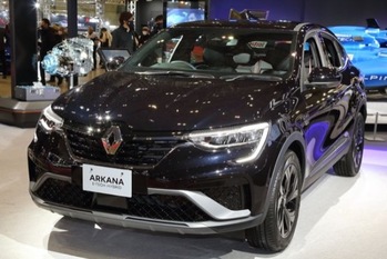 独自のフルハイブリッドシステムを採用したルノー・アルカナが日本初披露