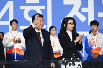 「麗しき装い」から「拘置所服」へ急転の韓国前大統領妻　捜査のカギは「シャネル靴」と「ハイジュエリー」