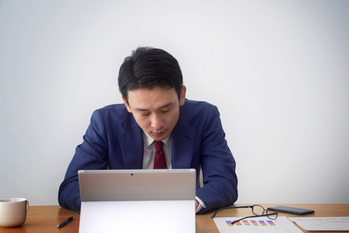 落ち込む,比べる,比較する