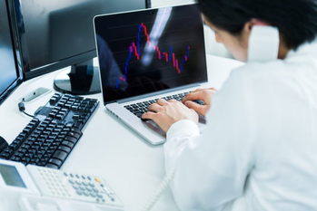 4月,低PBR株,優位