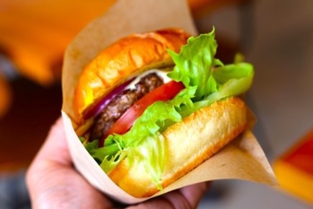 「マクドナルド」と「モスバーガー」1年間に2度、3度の値上げ。その影響は？