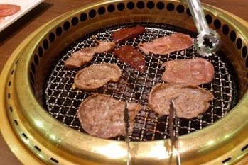 焼肉各社がそろって黒字に　「安楽亭」「焼肉屋さかい」は４期ぶり　「焼肉きんぐ」はコロナ前の2倍に拡大