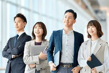ビジネスマン男女4人のチームワークイメージ