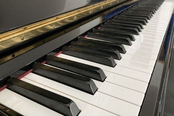 芸能プロのアミューズ「月曜から夜ふかし」などの番組制作会社の子会社化で反転攻勢に