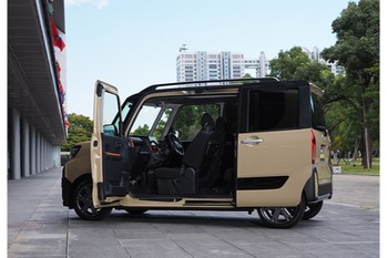 【外遊び系Kカー】ダイハツ・タント・ファンクロスは夢いっぱいの大開口キャビンが魅力。お気に入りの場所でコーヒーブレイクが楽しめる