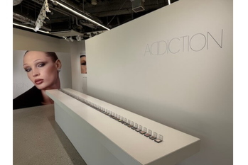 「アディクション」を象徴するアイシャドウが５年ぶりに刷新　全60色を８月１日から発売