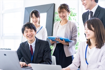 楽しくオフィスで働くビジネスパーソン