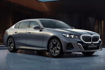 BMW5シリーズのロングホイールベースモデルが日本デビュー。48Vマイルドハイブリッドシステムを採用したガソリン仕様とピュア電気自動車のi5を設定