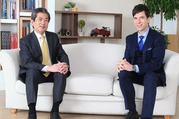 画像=パックン（右）とREDS代表 深谷（REDSより転載）