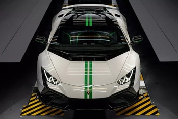 ランボルギーニの創立60周年を記念したウラカンの限定アニバーサリーモデルが登場
