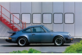 【復刻版カタログ】栄光のネーミング、「カレラ」が復活した最終930ボディ。ポルシェ911の卓越のダイナミズム