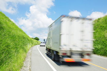 トラック運賃,貨物輸送量