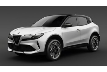 純白のボディカラーにカーボン調パーツを配したアルファロメオ・ジュニアの特別仕様車が日本上陸