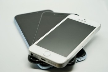 撤退相次ぐ「スマホ」事業　京セラ、バルミューダが発表