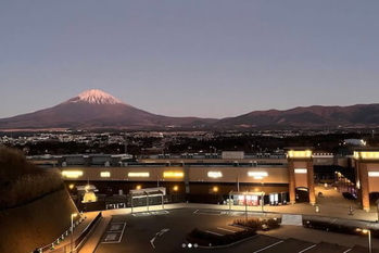 「プレミアム・アウトレット」の売上高が過去最高、インバウンドを取り込む三菱と台湾進出の三井