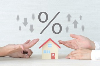 不動産投資ローンの金利相場はいくら？ 低金利で借りるポイントも紹介