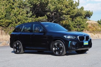 BMWの伝統を大切にした走り味。電動BMW「iX3」最新モデル試乗記